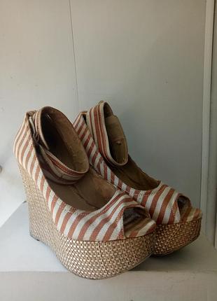 Туфлі на високій підошві фірмові