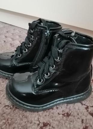 Класні черевики для дівчинки