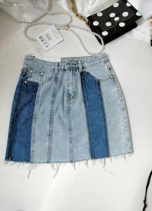 Крута спідниця джинсова двокольорова рваними краями  крутая джинсовая юбка двухцветная рваными краям1 фото