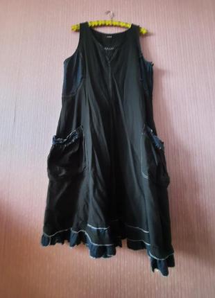 Дизайнерське авангардне бохо плаття як rundholz gortz girbaud crea від animale