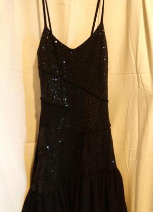Черное клубное платье на тонких бретелях в пайетках с ярусной ассиметричной юбкой2 фото