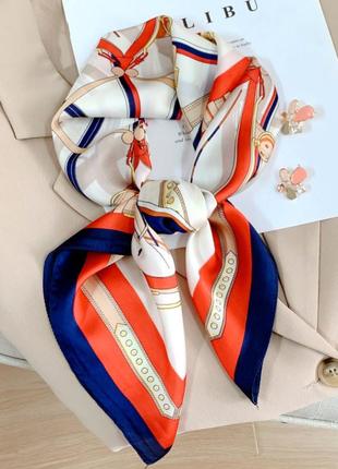 Шелковый платок молочный с сине-красным принтом ремни и цепочки 70*70 см4 фото