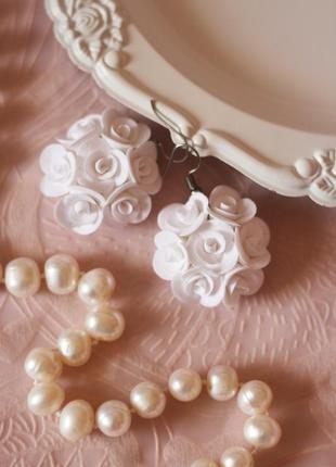 Білі сережки ручної роботи з трояндами з полімерної глини