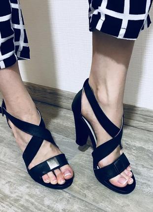 Шкіряні босоніжки