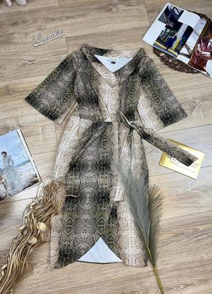 Closet london стильне ефектне міді плаття в зміїний принт з імітацією запаха4 фото