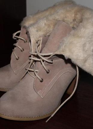 Ботинки женские осенне зимние на меху на шнуровке на каблуке