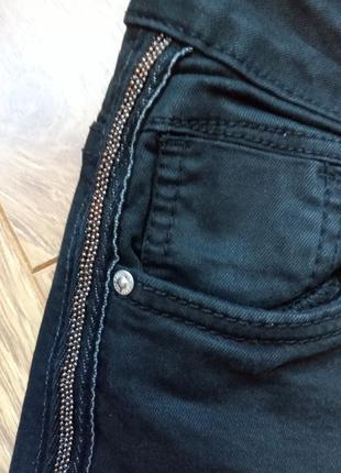 Чёрные джинсы с лампасами из бисера.4 фото