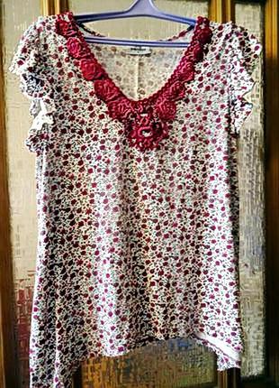 Брендовий модна футболка з обплетеними декольте