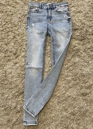 Джинсы skinny stradivarius