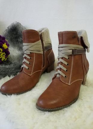 Теплі жіночі чоботи на підборах carina