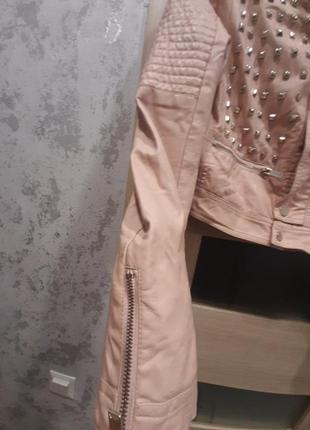 Куртка кожзаменитель пудрового цвета с щаклепками4 фото