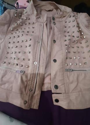 Куртка кожзаменитель пудрового цвета с щаклепками5 фото