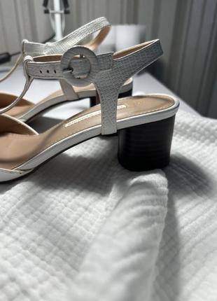 Босоніжки жіночі dorothy perkins ( молочного кольору )