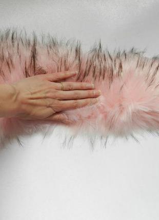 ✅ ніжний пухнастий комір з еко-хутра ніжно-рожевого кольору з чорним або темно сірим пір'ям 60 см9 фото