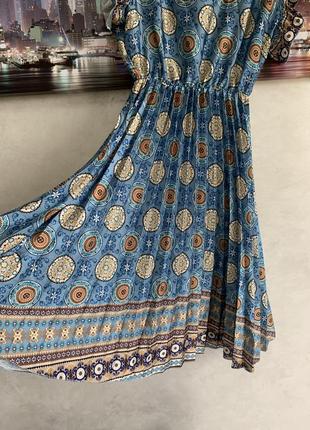 Легка сукня з плісерованою юбкою10 фото