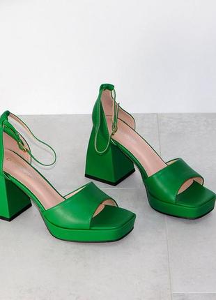 Хитовые босоножки зеленые на широком устойчивом каблуке и платформе3 фото