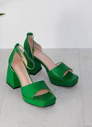 Хитовые босоножки зеленые на широком устойчивом каблуке и платформе7 фото
