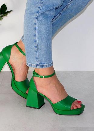 Хитовые босоножки зеленые на широком устойчивом каблуке и платформе2 фото