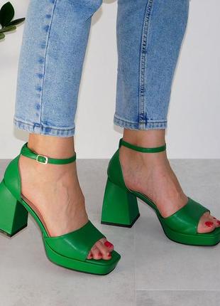 Хитовые босоножки зеленые на широком устойчивом каблуке и платформе4 фото