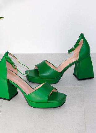 Хитовые босоножки зеленые на широком устойчивом каблуке и платформе10 фото