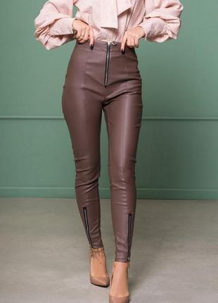 Коричневые кожаные облегающие брюки с молниями1 фото