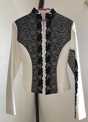 Костюм женский белый с чёрным кружевом. юбка и пиджак