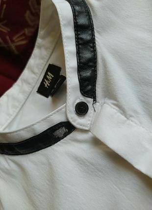 Біла сорочка з довгим рукавом та чорним шкіряним воротніком, стійка, але є пошкодження на воротніку, його можна відпороти5 фото