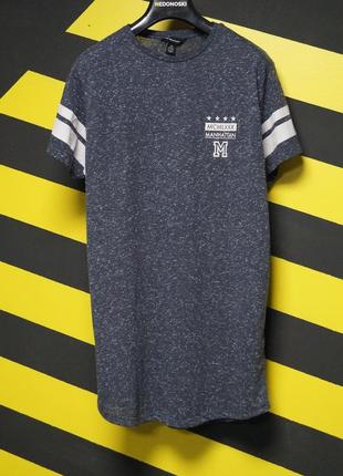 Подовжена меланжева футболка з принтом