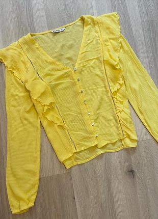 Натуральная желтая блузка с рюшами на пуговицах натуральна жовта блуза на гудзиках stradivarius2 фото