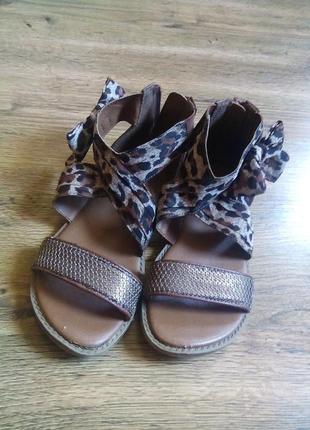 Сандалі для дівчинки