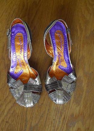 Босоніжки шкіряні розмір 37 устілка 24,3 см irregular choice