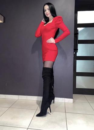 Червона сукня