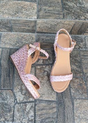 Плетені нюдові розові босоніжки на танкетці 38-38,5 розмір marquiiz
