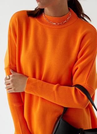 Женский оранжевый однотонный свитер в стиле оверсайз4 фото