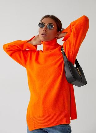 Женский оранжевый свитер свободного фасона с распорками1 фото