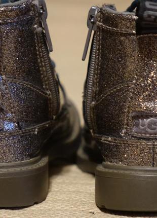 Чудесные фирменные серебристые лакированные ботинки  ugg australia сша 25 р.9 фото