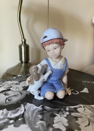 Статуетка хлопчика, порцеляна(фарфор)