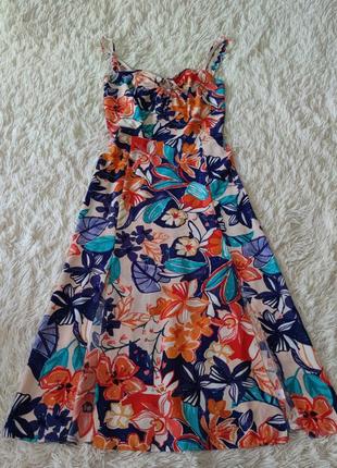 Яркое платье сарафан с поясом и разрезами