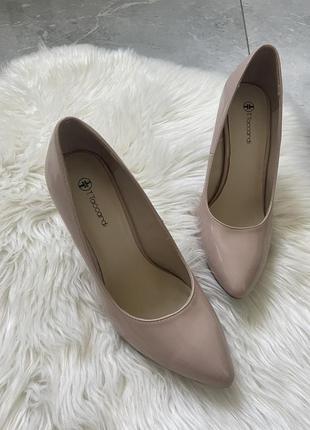 Лаковані туфлі