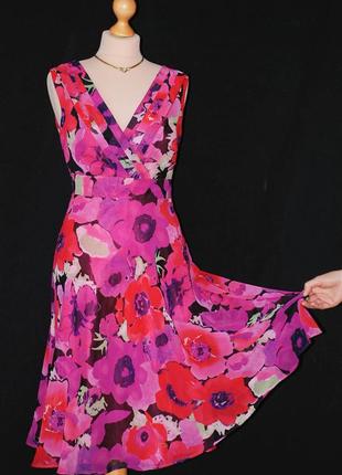 Яркое  малиновое нарядное приталенное платье с пышной юбкой в цветы