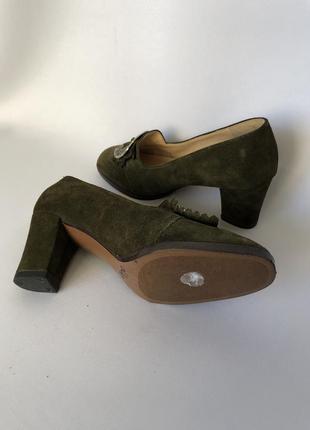 Баварские туфли на каблуке с пряжкой замша зелёные4 фото