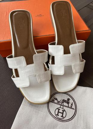 Кожаные шлепанцы в стиле hermes
