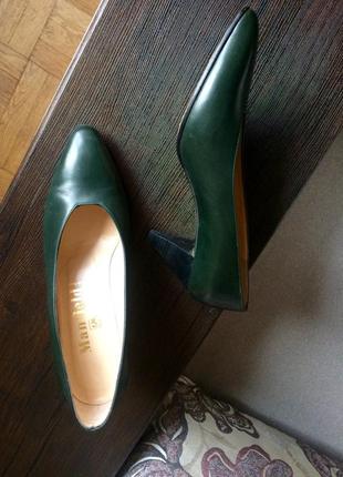 Стильные туфли модного бутылочного цвета