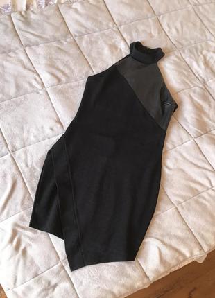 Чорне плаття по фігурі із чокером чорне плаття по фігурі з елементамм шкіри