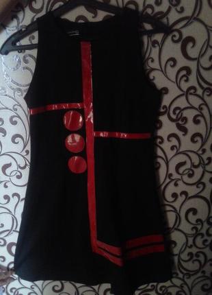 Стильне молодіжне плаття. чорне з лаковим принтом червоного кольору.