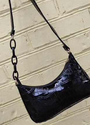 Чорна лакова сумочка з ланцюжком2 фото