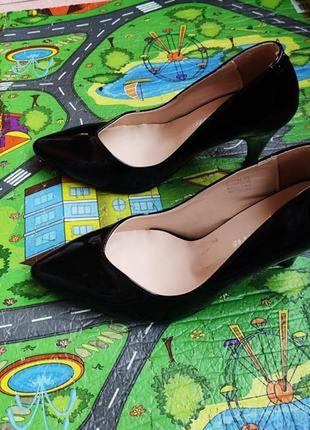 Дуже красиві лакові туфлі