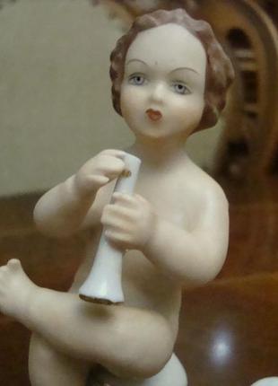 Антикварная статуэтка подсвечник путти музыкант фарфор dresden германия