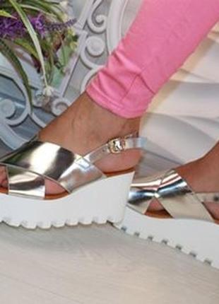 Босоніжки сандалі срібні білі на танкетці шлепкі літнє взуття босонжки шлепки танкетка легкие2 фото