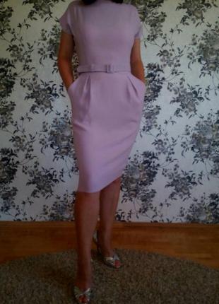 Нежное платье сиреневого цвета.